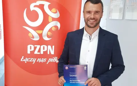 Trener z dyplomem UEFA Elite Youth A PZPN, pokazujący, co można trenować.
