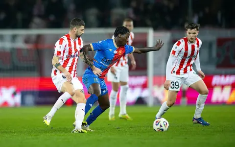 Piłkarze Cracovii walczą o piłkę z zawodnikiem Piasta Gliwice. Intensywny przebieg: Cracovia – Piast Gliwice.
