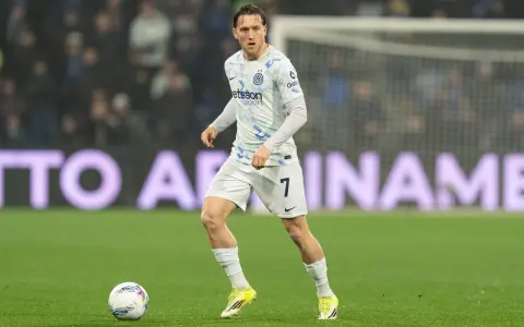 Piłkarz Interu Mediolan z numerem 7 na koszulce, w akcji podczas meczu z Sassuolo.
