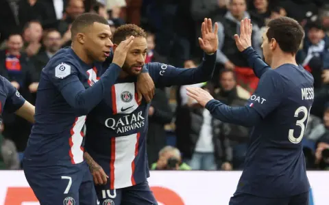 Mbappé, Neymar i Messi świętują bramkę w meczu PSG. Składy: OGC Nice – Stade de Reims.