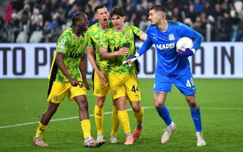 Piłkarze Sassuolo świętują bramkę w meczu Juventus – Sassuolo. Bramkarz Juventusu z piłką w rękach.