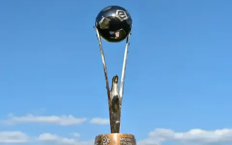 Trofeum dla mistrza polski ekstraklasa, symbol zwycięstwa i dumy polskiej piłki nożnej.