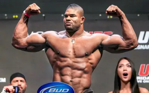 Alistair Overeem, zawodnik UFC waga ciężka, prezentuje swoją imponującą muskulaturę na ważeniu.