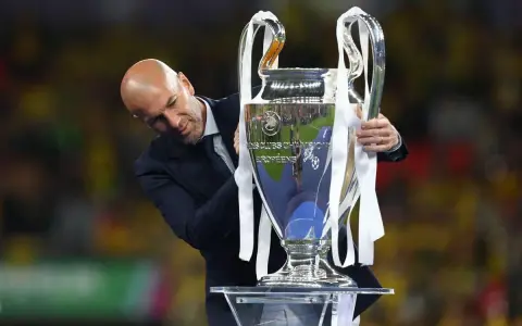 Zinedine Zidane z pucharem Ligi Mistrzów.
