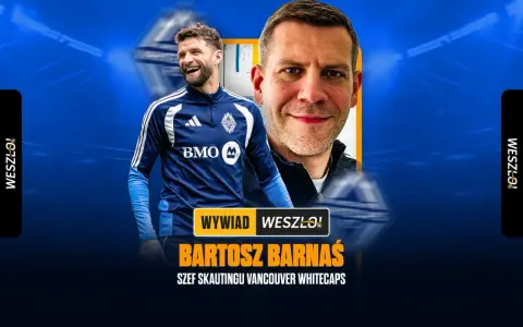 Dwóch mężczyzn, jeden w stroju piłkarskim Vancouver Whitecaps, drugi z bliska, na tle niebieskich świateł.