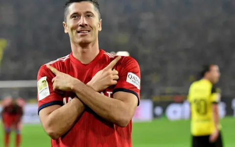 Robert Lewandowski z charakterystyczną cieszynką po zdobyciu bramki.