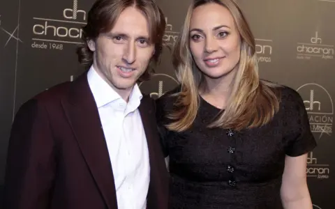 Luka Modrić z żoną Vanessą na evencie.