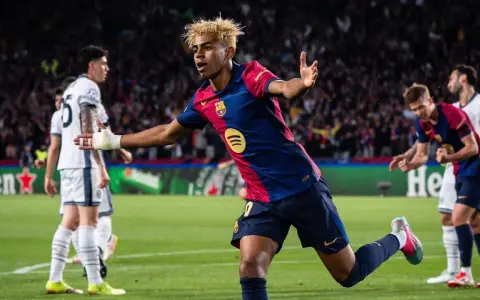 Piłkarz Barcelony z blond włosami cieszy się z bramki. Czy to oznacza, że Barcelona odpadła z Ligi Mistrzów?