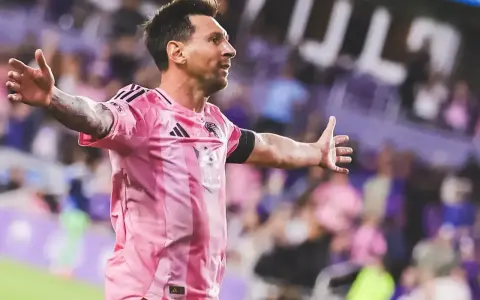 Piłkarz w różowej koszulce świętuje bramkę. To Lionel Messi, który grał w klubach takich jak FC Barcelona, PSG i Inter Miami.