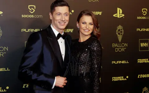 Robert i Anna Lewandowscy na gali Ballon d'Or. Ciekawe, ile zarabia Lewandowski na miesiąc, gdy tyle zarabia na boisku.