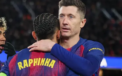 Robert Lewandowski obejmuje Raphinhę. Obaj piłkarze FC Barcelony, którzy mogą zapisać się w historii La Liga.
