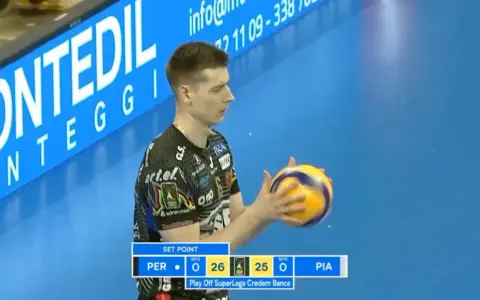 Siatkówka liga włoska: wynik meczu PER 26-25 PIA. Zawodnik z piłką, na niebieskim tle z logotypami.