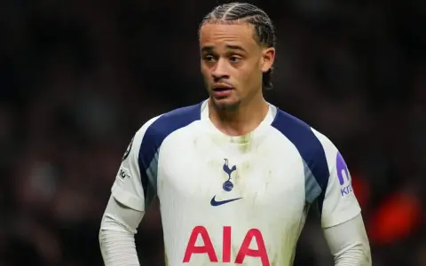 Piłkarz Tottenhamu w białej koszulce z niebieskimi detalami, z charakterystyczną fryzurą. Czy to zapowiedź nowych tottenham transfery?