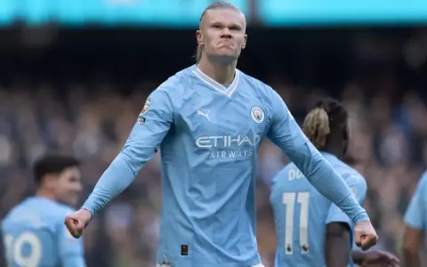 Erling Haaland, najdroższy piłkarz świata, świętuje gola w błękitnej koszulce Manchesteru City.