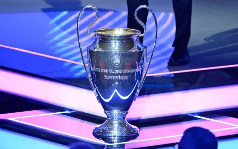 Trofeum Ligi Mistrzów błyszczy, czekając na moment, kiedy losowanie ligi mistrzów wyłoni zwycięzcę.