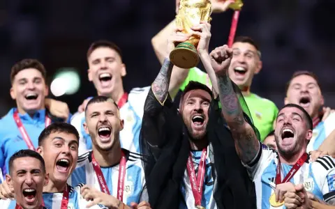 Leo Messi z Pucharem Świata, świętuje z drużyną. Argentyna udowodniła, kto jest mistrzem świata w piłce nożnej!