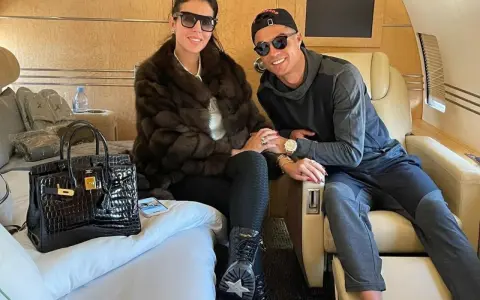 Georgina i Cristiano w prywatnym samolocie. Czyżby to dowód na to, ile zarabia Ronaldo?