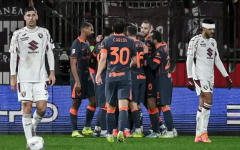 Piłkarze Interu Mediolan świętują bramkę, podczas gdy zawodnicy Torino FC patrzą zrezygnowani.