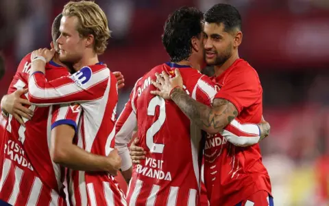 Zawodnicy La Liga w czerwono-białych strojach świętują razem.