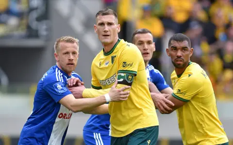 Piłkarze GKS Katowice i Wisły Płock w akcji. Zacięta walka o piłkę na boisku.