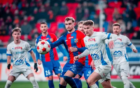 Piłkarze GKS Tychy i Odry Opole walczą o piłkę. Meczu nie widać w rankingach, ale emocje są wysokie.