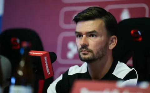 Twarz trenera Górnika Zabrze, skupionego podczas konferencji prasowej.