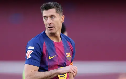 Robert Lewandowski w koszulce FC Barcelony, zastanawia się, kto jest najlepszym piłkarzem na świecie.