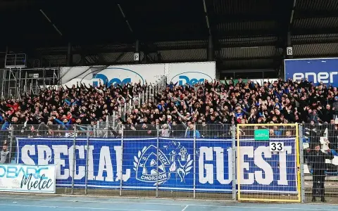 Tryb kibicowania na meczu, gdzie rankingi ŁKS Łódź – Ruch Chorzów są gorącym tematem. Fani Ruchu Chorzów z transparentem "SPECIAL GUEST".