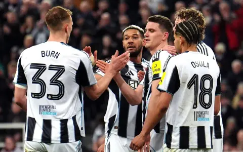 Piłkarze Newcastle United świętują, być może po udanych newcastle transfery. Widoczni zawodnicy z numerami 33 i 18.