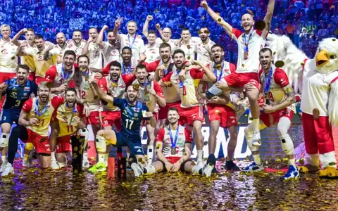 Polska drużyna siatkarzy świętuje zwycięstwo, a na ich twarzach widać radość. Ile razy Polska była mistrzem świata w siatkówce? To pytanie zadają sobie kibice.