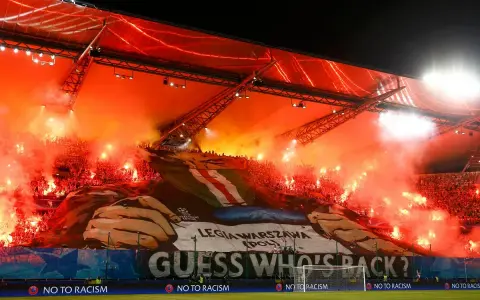 Oprawa Legii Warszawa z pirotechniką i transparentem "Guess Who's Back?". Prezes Legii z pewnością dumny z kibiców.