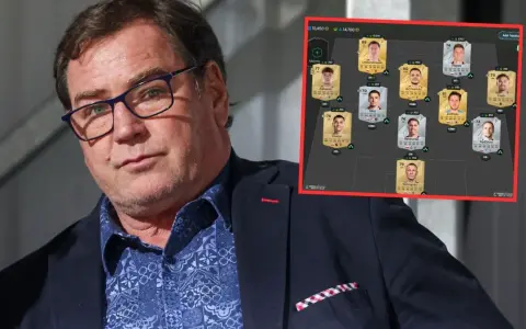 Mężczyzna w okularach patrzy na ekran z wirtualną drużyną piłkarską, sugerując dyskusję o powołania do kadry.