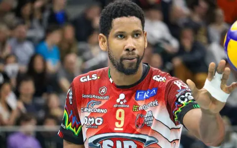 Siatkarz Wilfredo Leon w czerwonej koszulce z numerem 9. Jego zarobki budzą zainteresowanie fanów siatkówki.