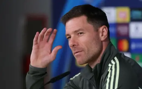 Xabi Alonso, potencjalny trener Chelsea, podczas konferencji prasowej.