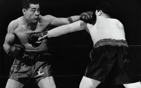Joe Louis, jeden z najlepsi bokserzy w historii, w akcji na ringu.