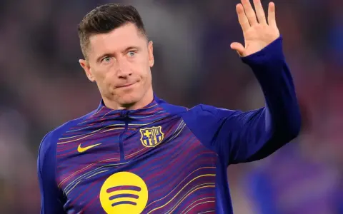Robert Lewandowski wita kibiców w barwach FC Barcelony. W jakim klubie gra Lewandowski? W tym!