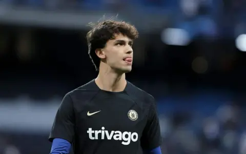 João Félix, z językiem na wierzchu, w koszulce Chelsea. Jego daty dołączenia do klubu są ważnym momentem w karierze.