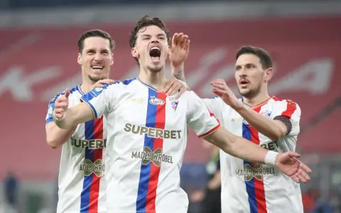 Piłkarze Górnika Zabrze cieszą się po golu w meczu przeciwko Rakowowi Częstochowa.