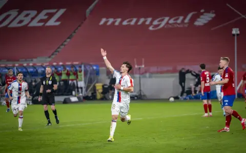 Piłkarz w białej koszulce z numerem 18 świętuje bramkę w meczu Górnik Zabrze – Raków Częstochowa.