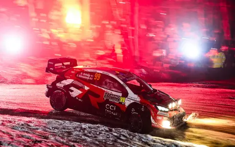 Rajdowy samochód z numerem 99 w ogniu czerwonych rac i świateł. Gdzie oglądać motowizję?