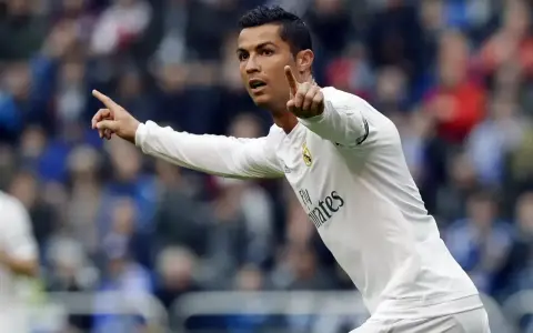 Cristiano Ronaldo, znany z imponującego wzrostu, w białej koszulce Realu Madryt.
