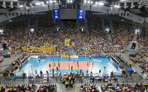 Widok na pełną trybunę Atlas Arena podczas meczu siatkówki. Tysiące kibiców w żółtych barwach tworzy gorącą atmosferę.