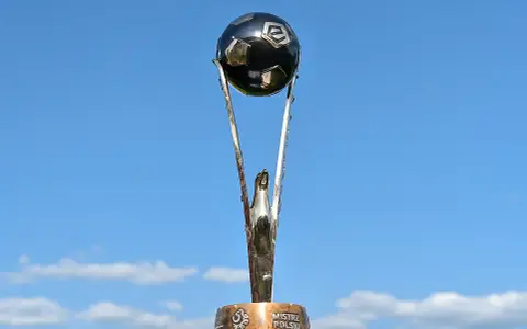 Trofeum "Mistrz Polski" czeka na swojego właściciela. Kto z kim w ostatniej kolejce ekstraklasy powalczy o ten puchar?