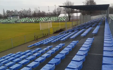 Puste niebieskie krzesełka na stadionie Warty Poznań czekają na kibiców.