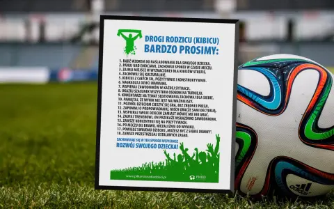 Piłka nożna to emocje! Plakat "Drogi Rodzicu (Kibicu) bardzo prosimy" przypomina, czy znasz zasady gry w piłkę nożną i jak wspierać dziecko.