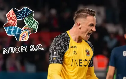 Marcin Bułka w barwach OGC Nice, z logo NEOM S.C. na koszulce. Jego zarobki w klubie budzą zainteresowanie.