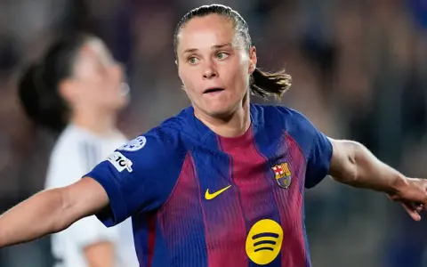 Piłkarka FC Barcelona w akcji, być może na drodze do zdobycia złotej piłki kobiet.