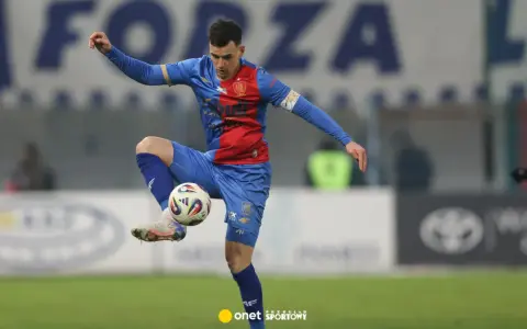 Piłkarz Piasta Gliwice w akcji, kontroluje piłkę nogą. Mecz Piast Gliwice – Wisła Płock.