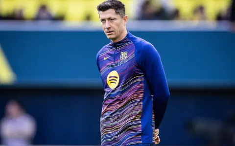 Robert Lewandowski w stroju treningowym FC Barcelona, symbolizujący udane barcelona transfery.