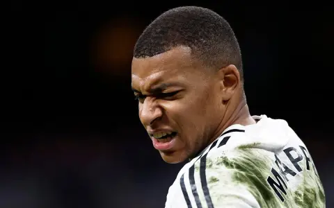 Mbappe z numerem na plecach, skupiony i zacięty podczas meczu.